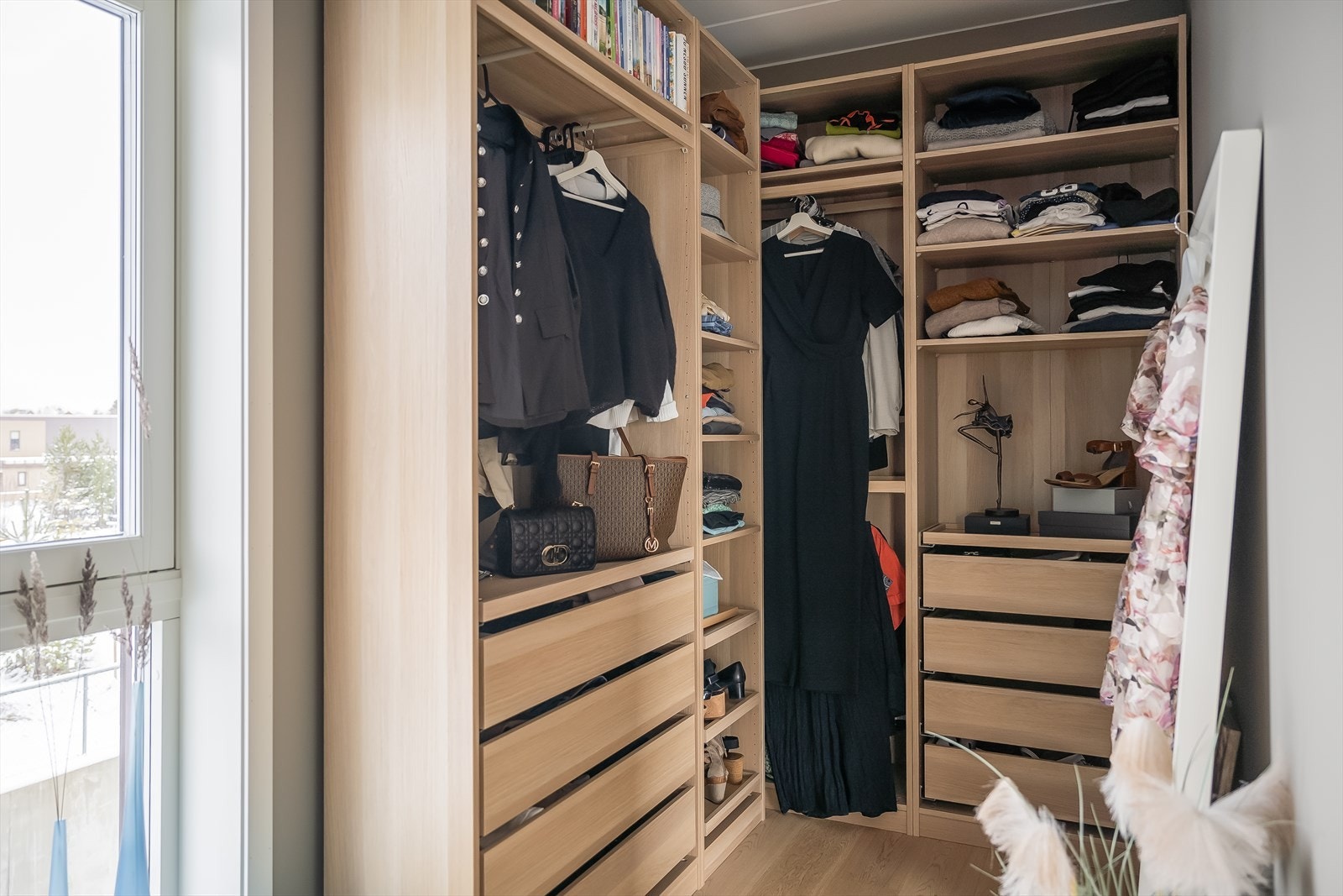 Gjesterommet er på 5,9 m² og benyttes som walk-in closet av dagens eier. Galleribilde