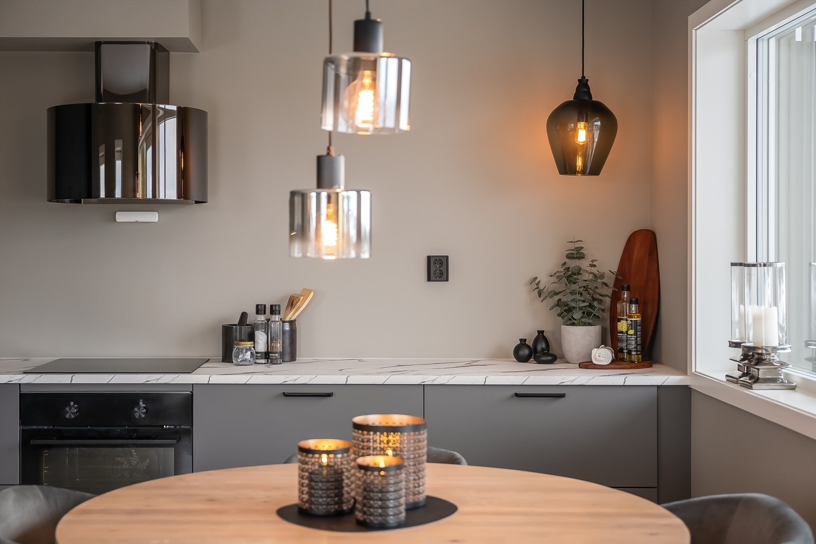 Det er blant annet fjernet overskap til fordel for en luftigere og lunere romfølelse. Fronter, benkeplate og ventilator er flere av endringene som er gjort fra standardleveransen Galleribilde