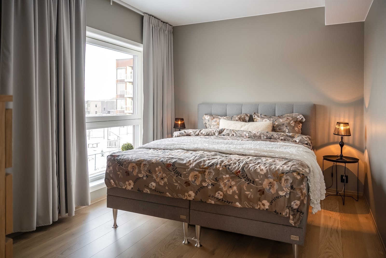 Hovedsoverommet er på 12,5 m², med god plass til dobbeltseng og garderobeløsning. Galleribilde