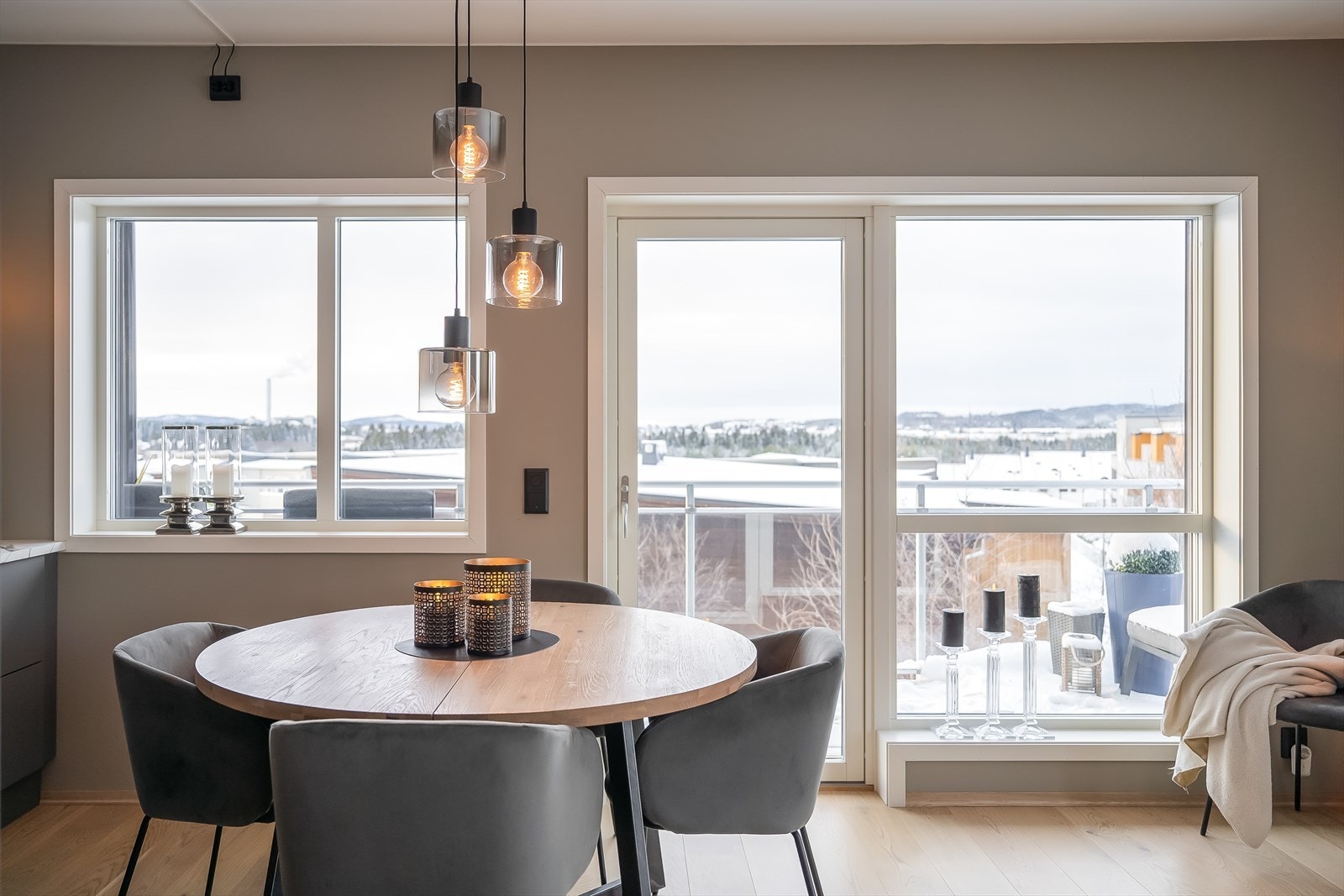 Boligen har en fin og usjenert beliggenhet i 2. etasje, med fin utsikt mot vest. Galleribilde