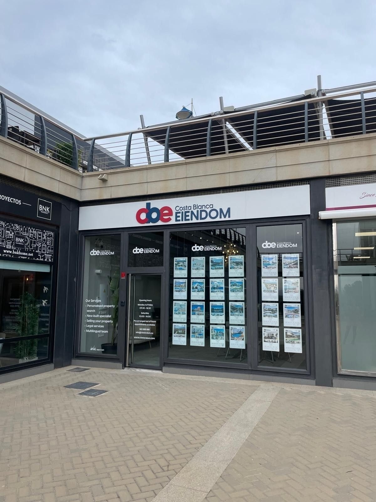 Vårt kontor på Gran Akacant - norske og spanske ansatte. Galleribilde