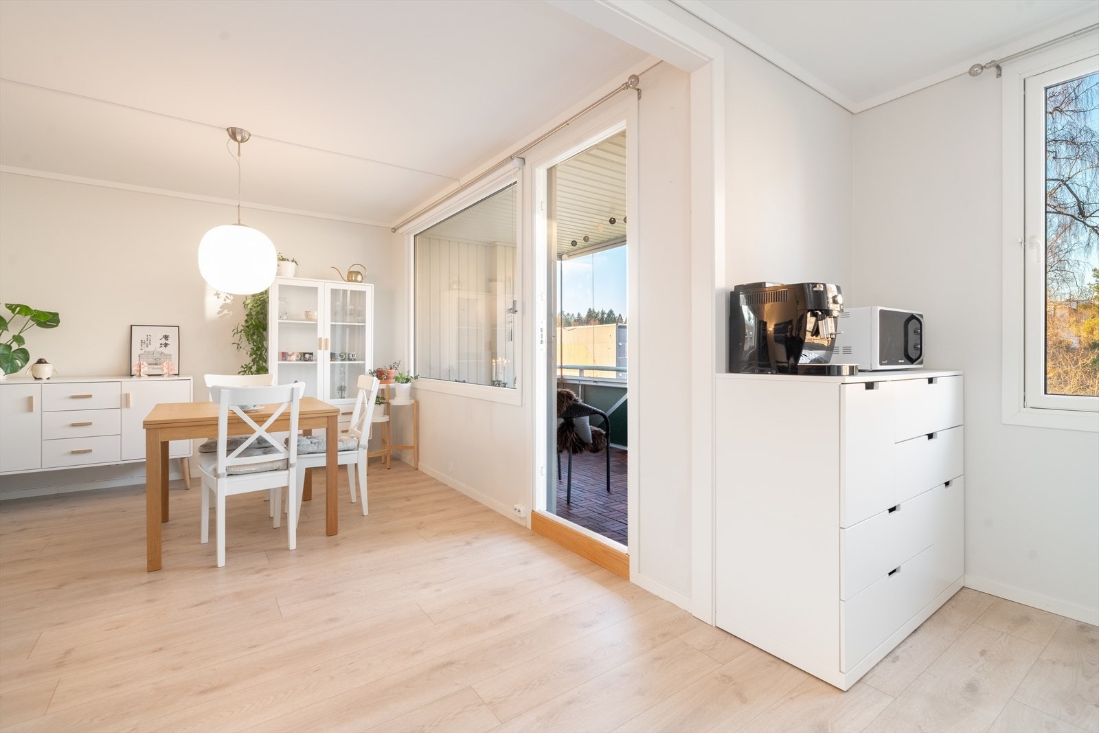 Fra stuen er det utgang til den flotte, innglassede balkongen mot vest med fin utsikt mot nærområdet. Galleribilde