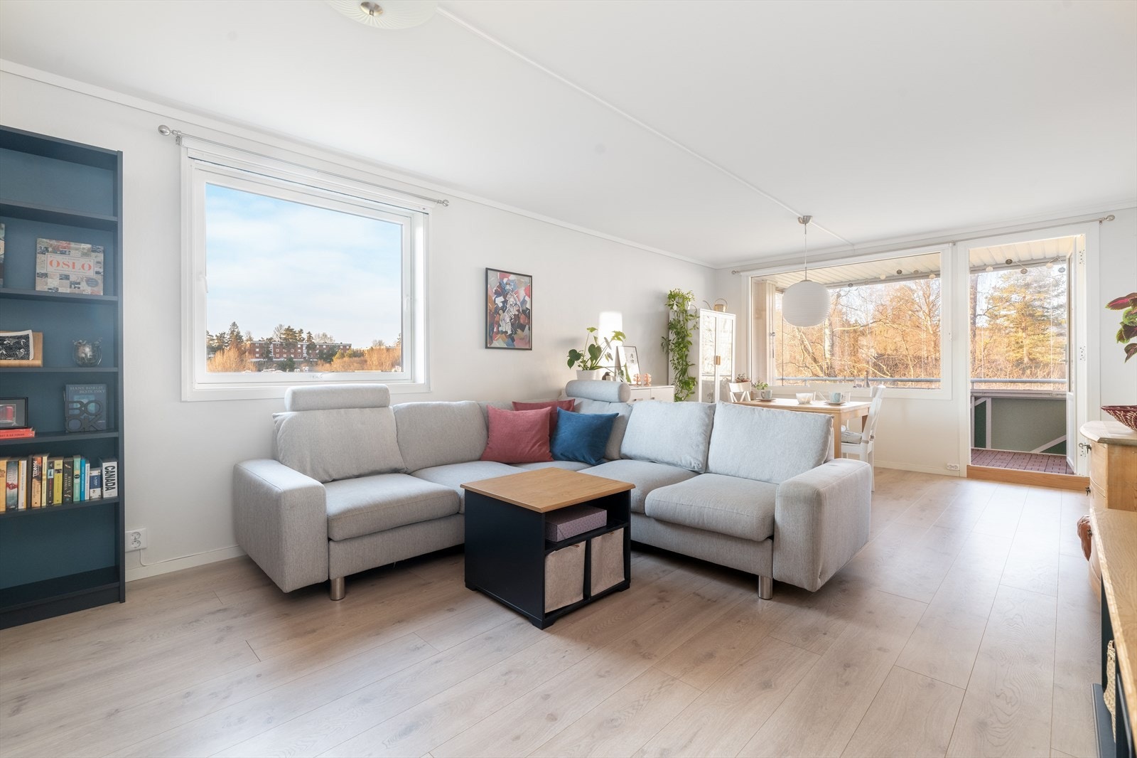 Lys og varm hjørneleilighet med deilig, innglasset balkong og hyggelig utsikt mot vest med mye natur, skog og rådyr.
Maihaugen er et barnevennlig boområde på Gulset i Skien, med kort vei til de fleste fasiliteter. Galleribilde