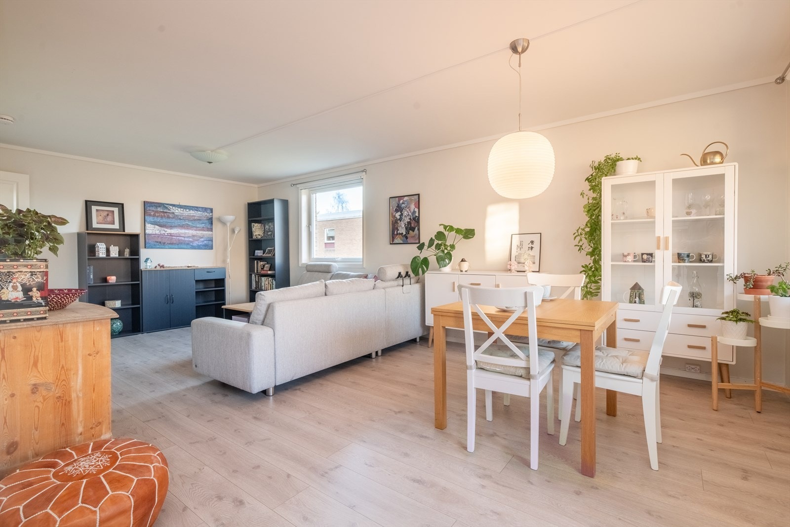 Stuen har god plass til sofagruppe, spisestue og annen mindre møblering. På de store vinduene mot vest er det solskjerming med rullegardin, og på sydvinduet er det montert insektsnetting, begge fra Guntor Interiør. Galleribilde