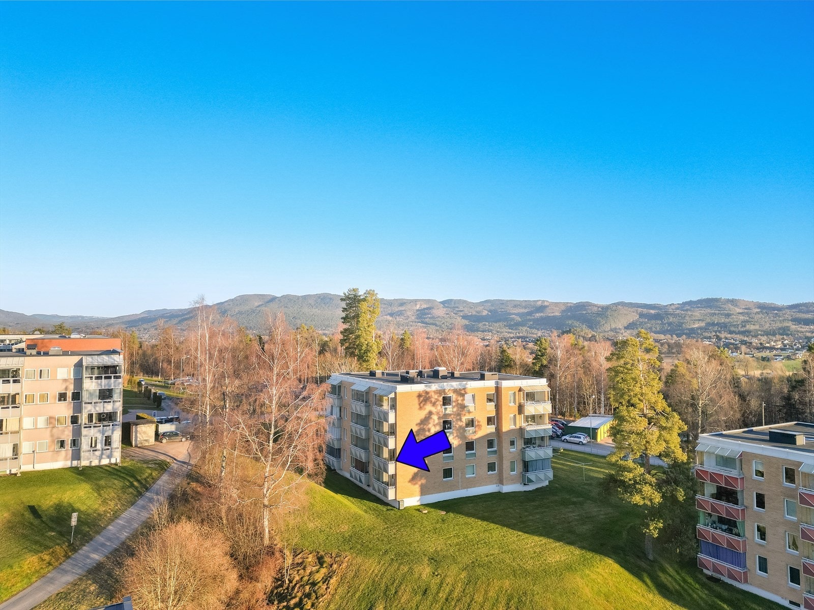 Det er gode bussforbindelser langs Gulsetringen, med svært hyppige avganger i retning Skien og Porsgrunn. Galleribilde