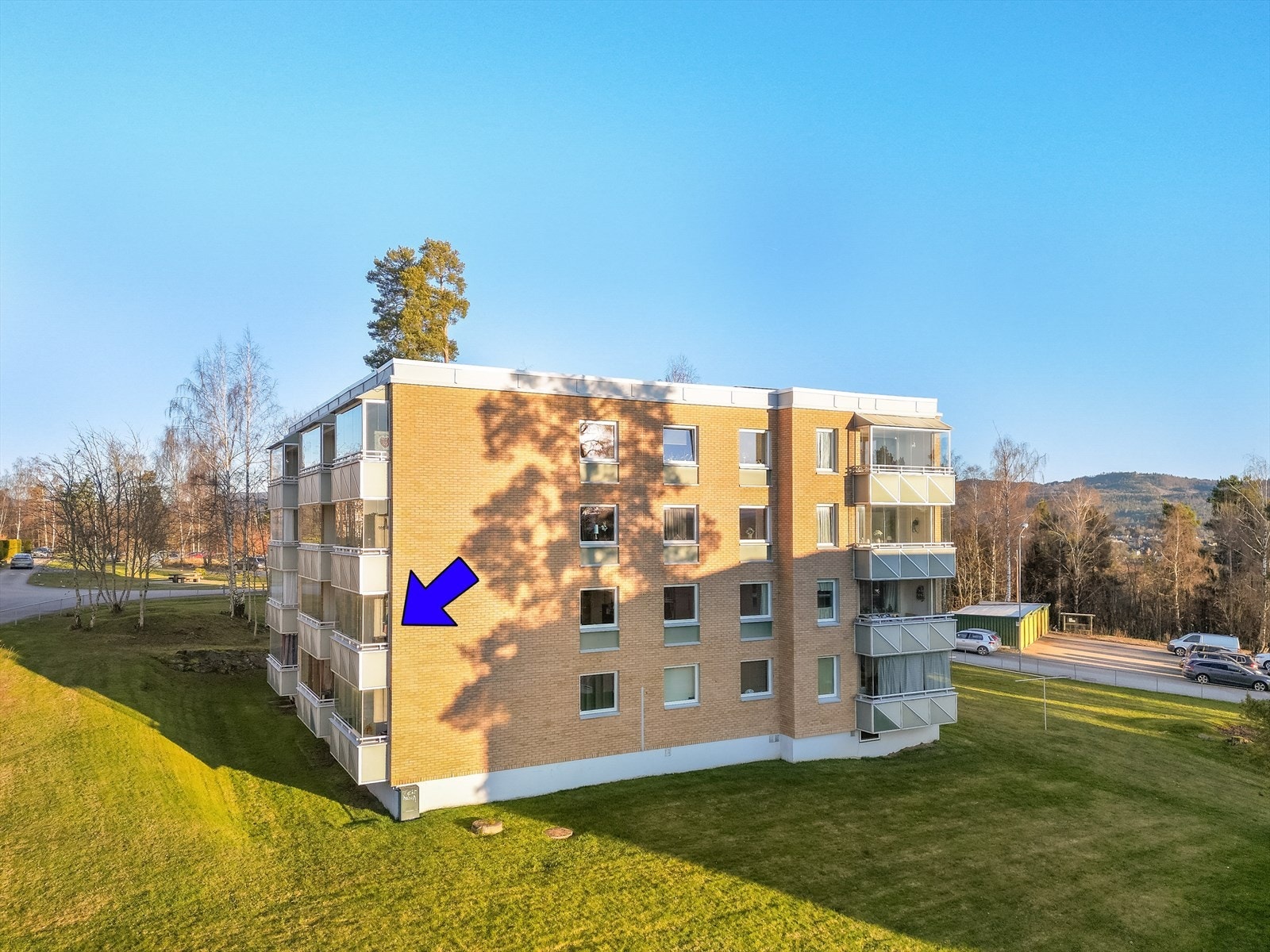 Borettslagets tomt er pent opparbeidet med grønne fellesområder og beplantning. Det er godt med biloppstillingsplasser nær bygget på felles parkeringsplass. Galleribilde