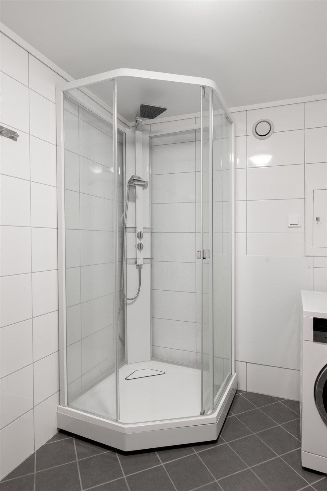 Badet fungerer også som vaskerom, med opplegg for og plass til vaskemaskin. Galleribilde