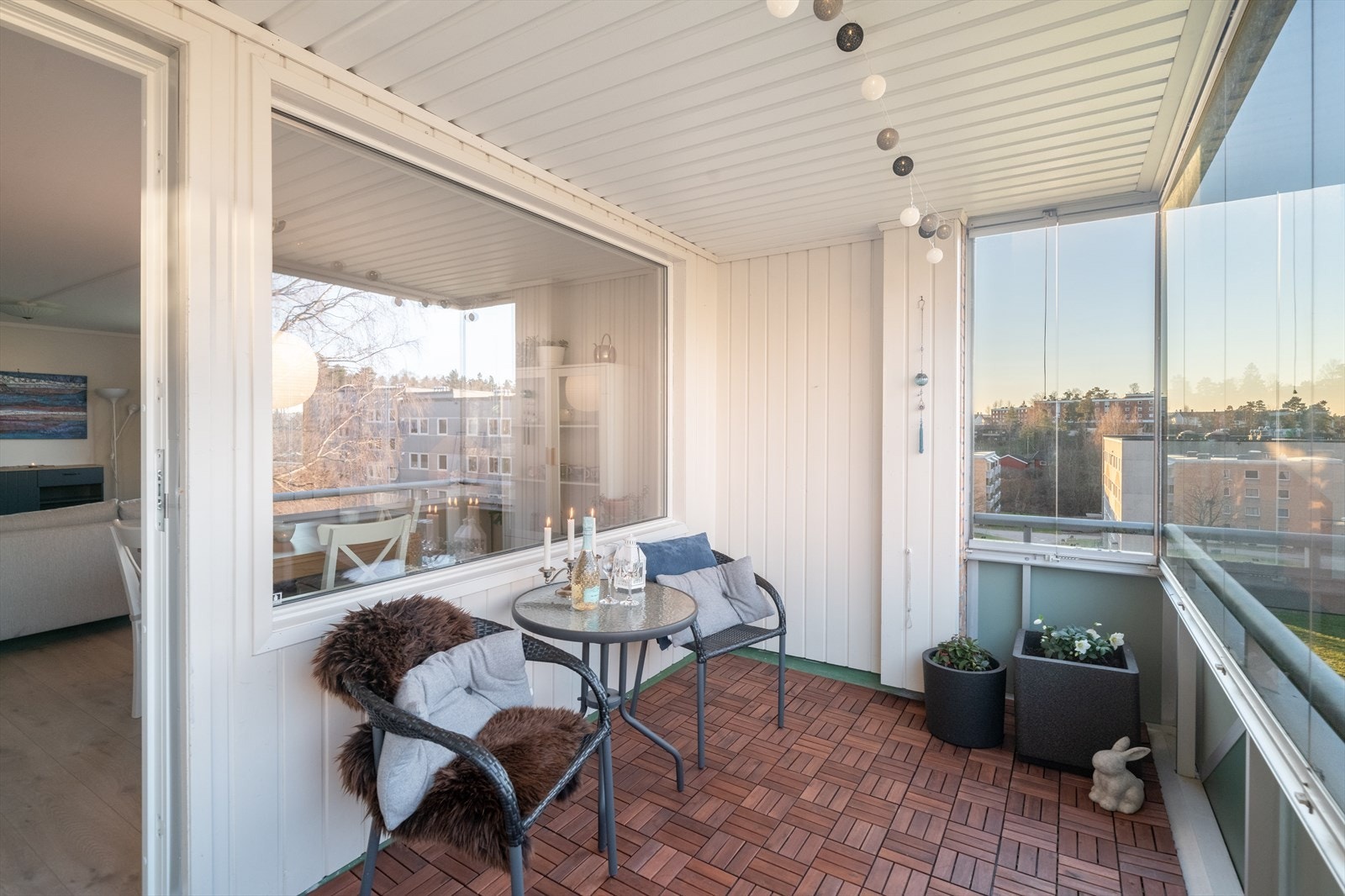 Balkongen på 8 m2 ligger i forlengelse av stuen og kan benyttes store deler av året. Galleribilde