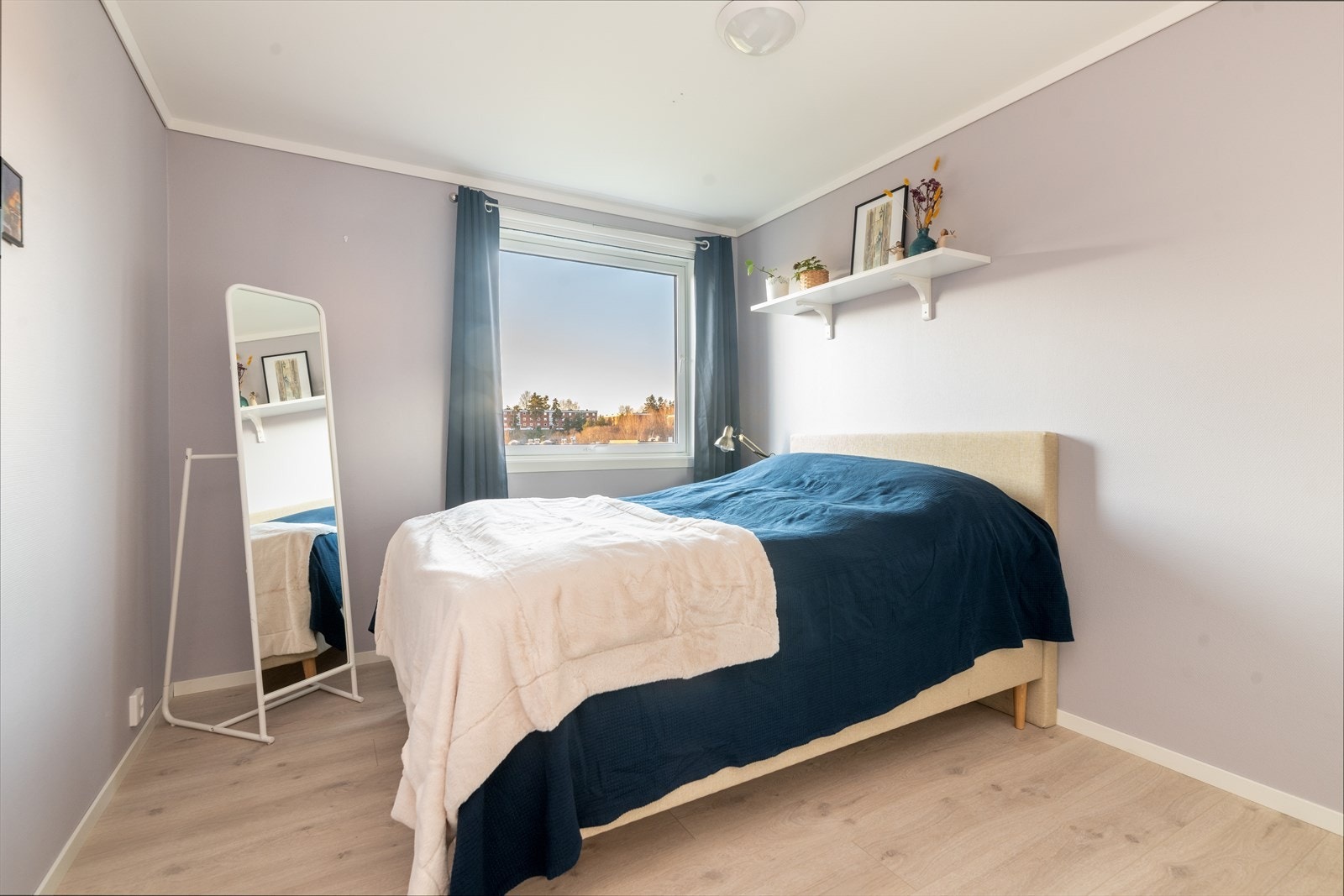 Leiligheten har to gode soverom som vender mot syd. Begge soverommene har insektsnetting på vinduene fra Guntor Interiør. Galleribilde