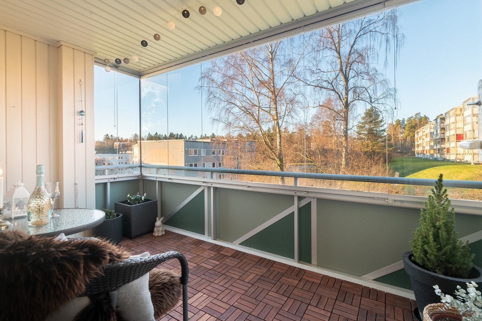 Boligen inneholder blant annet 2 gode soverom, romslig stue m/åpen løsning mot kjøkkenet, deilig, innglasset balkong mot vest, og helfliset bad fra 2019 pusset opp av brl. Galleribilde