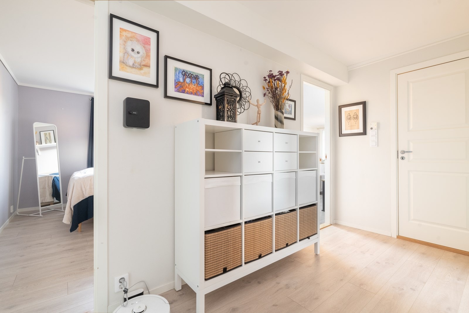 Gangen har en lys og moderne laminat på gulvet som går videre inn i leiligheten og binder rommene fint sammen. Det er montert dørtelefon for enkelt å kunne slippe besøkende inn. Galleribilde