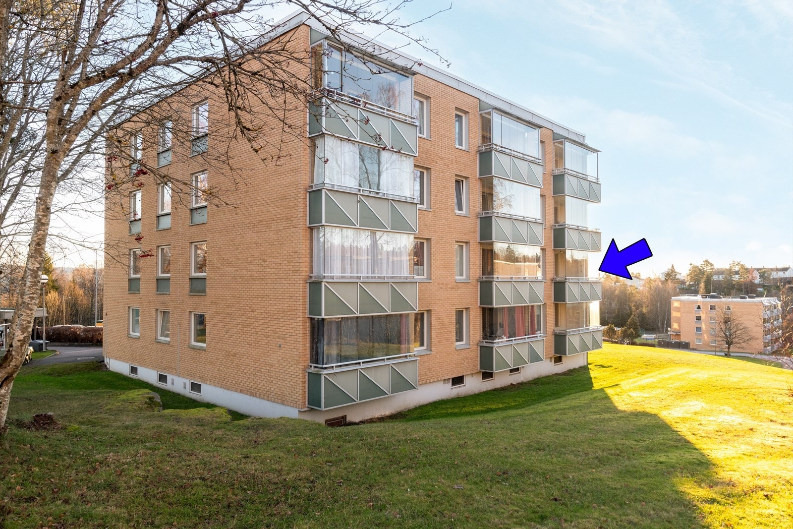 I nærområdet har man barnehager, barneskolene Kollmyr og Stigeråsen, samt Gulset ungdomsskole og idrettsanlegg hvor Gulset IF har et aktivt tilbud innen fotball og håndball, ski, turn og volley. Galleribilde