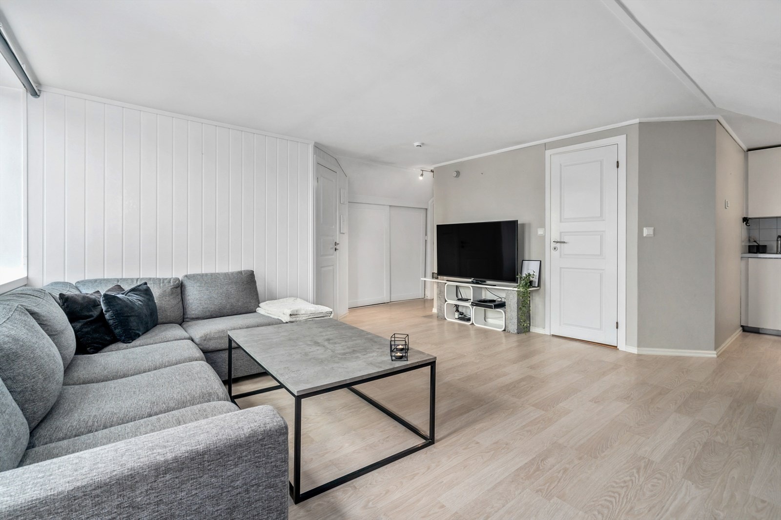 Stuen er sosial og romslig, med god og arealeffektiv planløsning Galleribilde