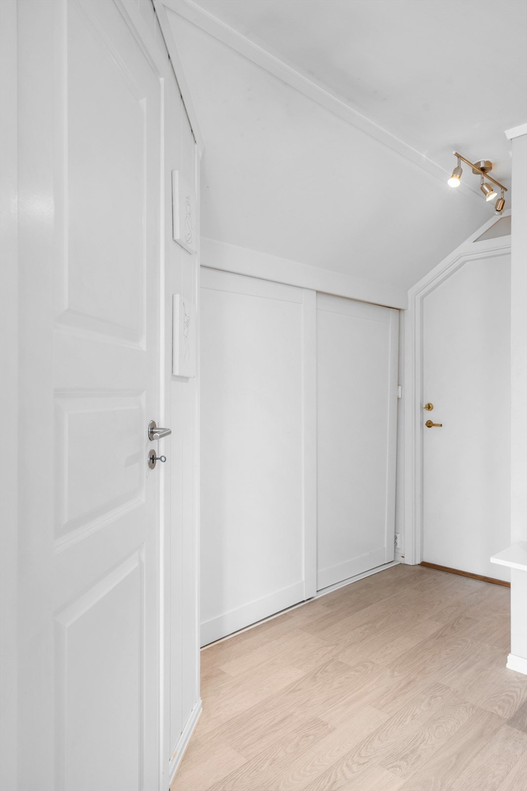 Leiligheten har entré med romslig skyvedørsgarderobe Galleribilde