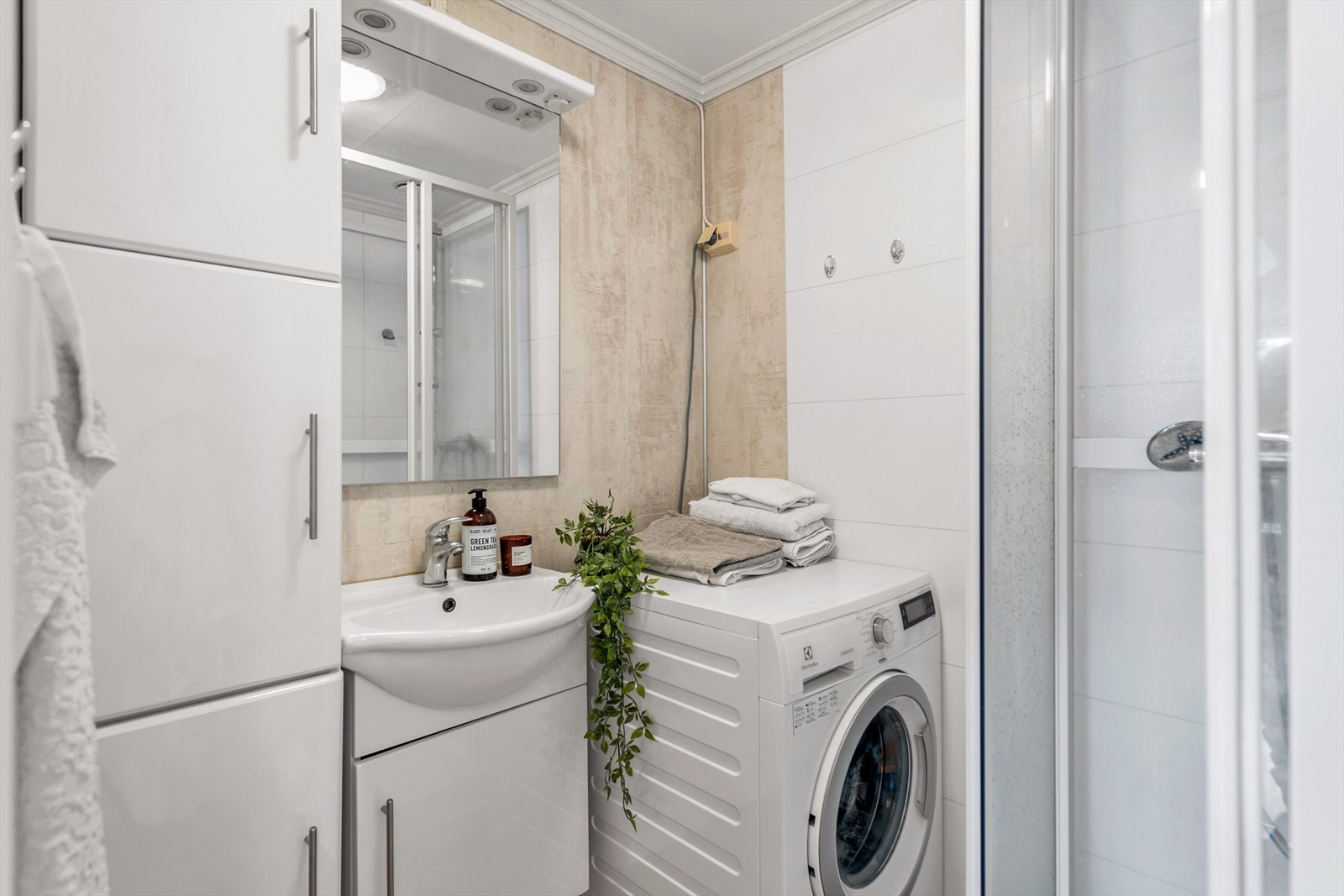 Baderom er oppgradert i 2014 og består også av toalettrom Galleribilde