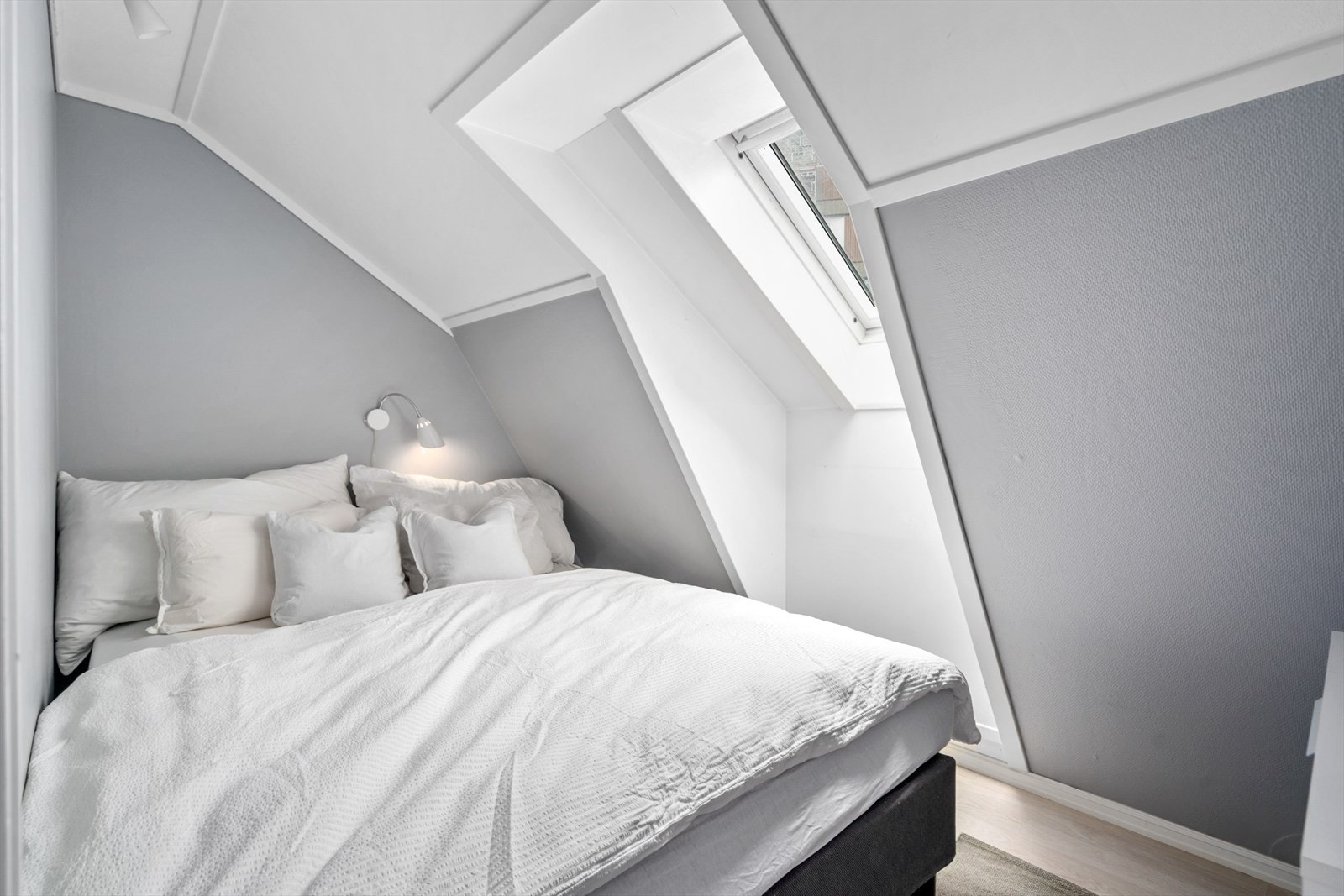 Soverom med takvindu og plass til dobbelt seng! Galleribilde