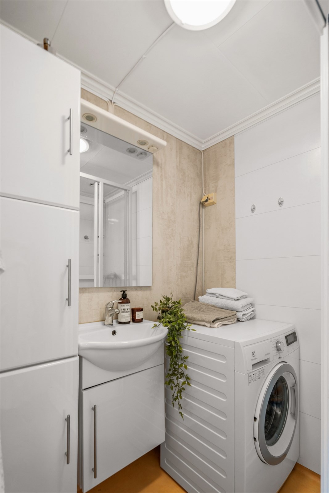 Opplegg for vaskemaskin og mye oppbevarings muligheter i baderomsmøblement Galleribilde