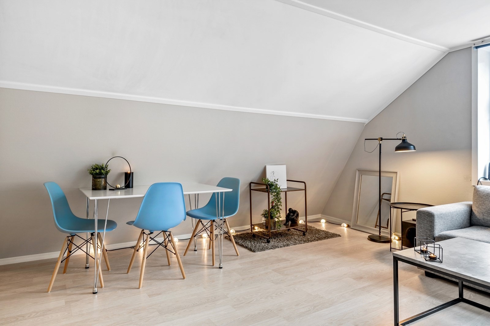 Det er en hyggelig atmosfære i leiligheten Galleribilde