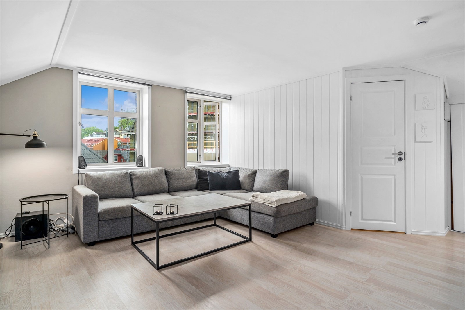 I stuen er det store vest-vendt vindusoverflater som slipper inn rikelig med lys! Galleribilde