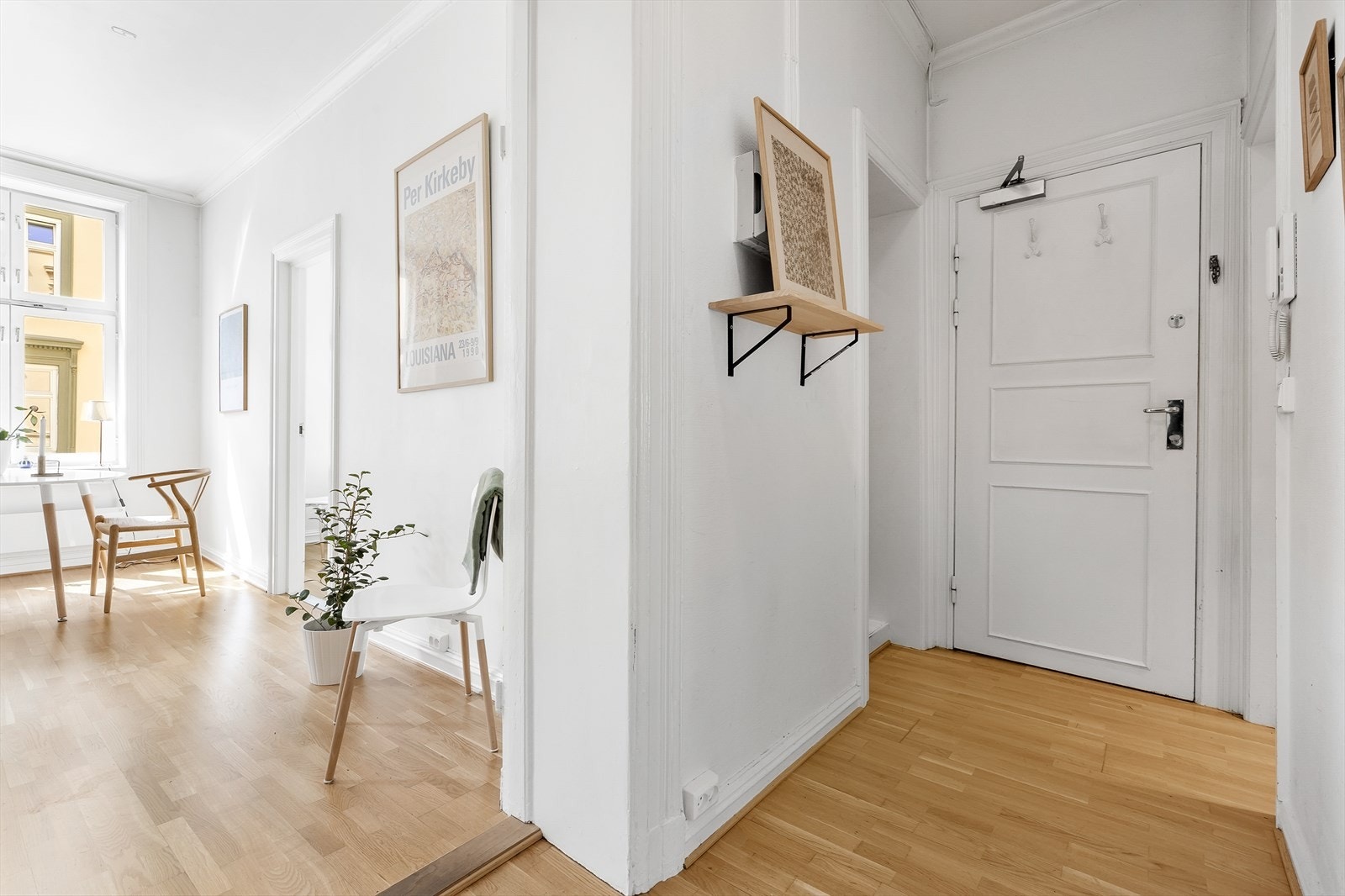 Velkommen inn! Praktisk entré med plass til å henge fra seg yttertøy. Entréen er utstyrt med dørcalling som gjør det enkelt å slippe inn gjester. Galleribilde