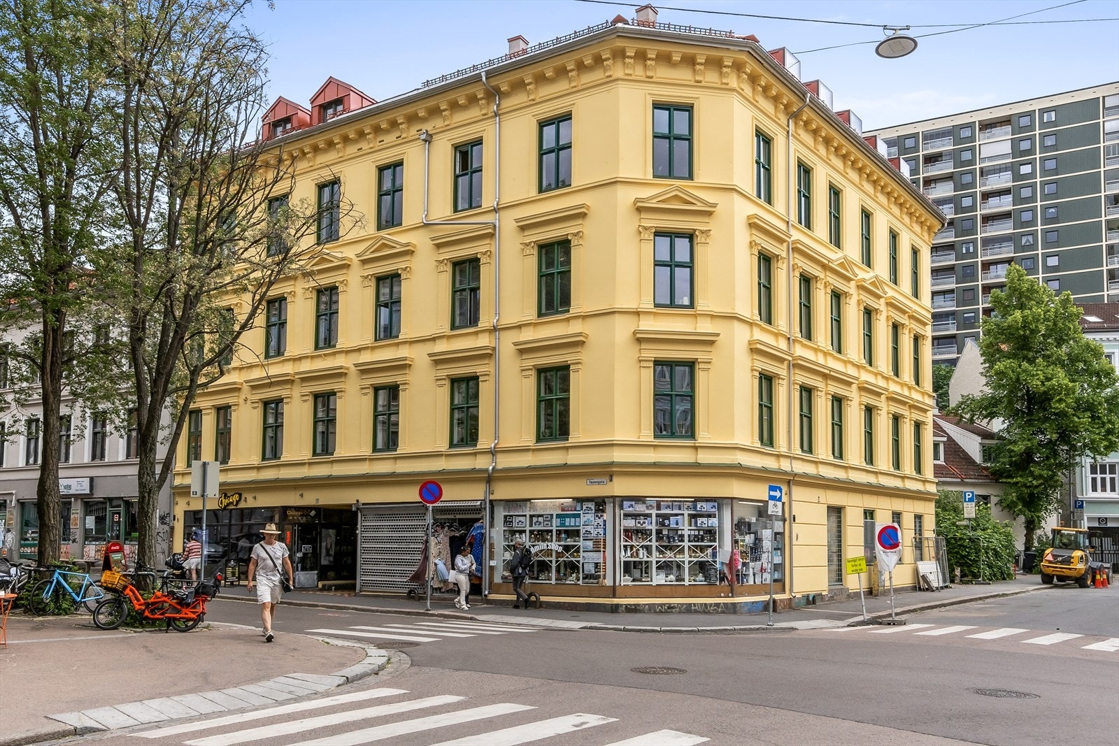 Leiligheten ligger veldig sentralt til med kort vei til alt du trenger. Rett utenfor døren finner du drøssevis av restauranter og cafeer, kollektivt og Grønland basar. Hele byggets fasade og tak er nylig rehabilitert! Galleribilde