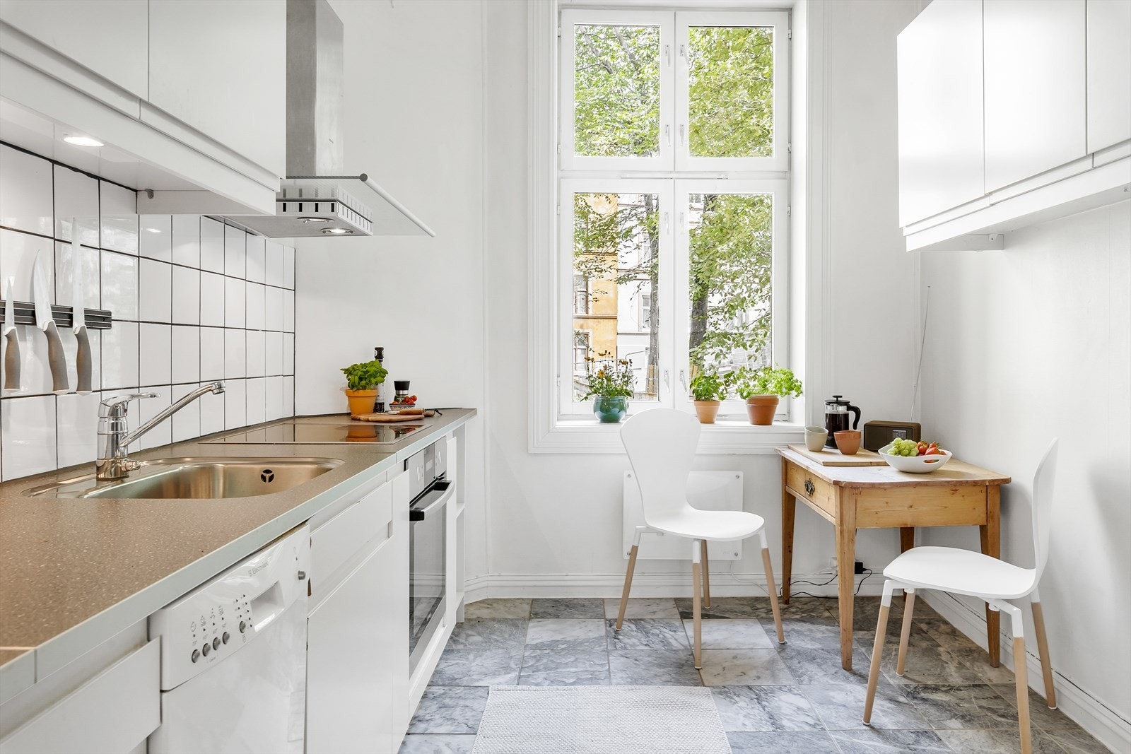 Separat kjøkken med koselig utsyn over bakgården og nye Gartnerløkka. Galleribilde