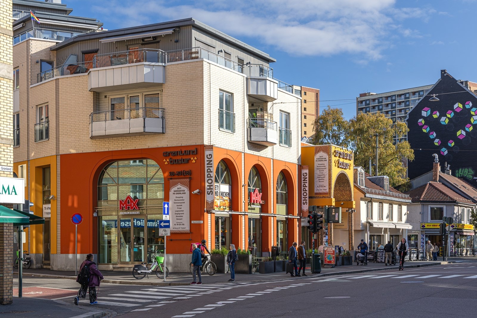Rett nedi gata finner du Grønland Basar som har et bredt tilbud av butikker og restauranter. Her finner du også vinmonopolet. Galleribilde