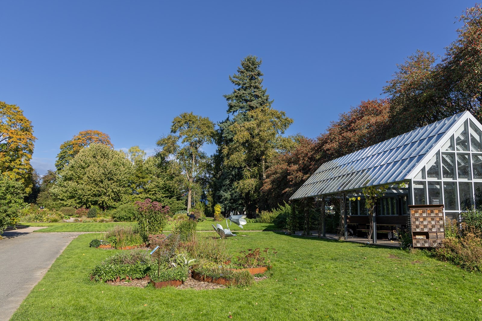 Kun et steinkast unna finner Botanisk hage. Galleribilde