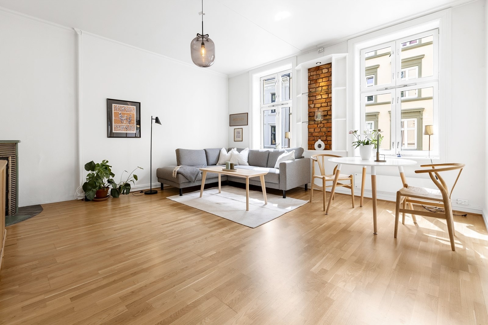 Leiligheten ligger fint til i byggets 2. etasje med store vinduer som slipper inn rikelig med naturlig lys. Galleribilde