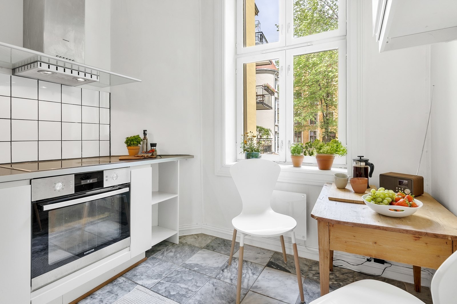 På kjøkkenet har du plass til et hyggelig spisebord som er perfekt til en hyggelig frokost. Galleribilde