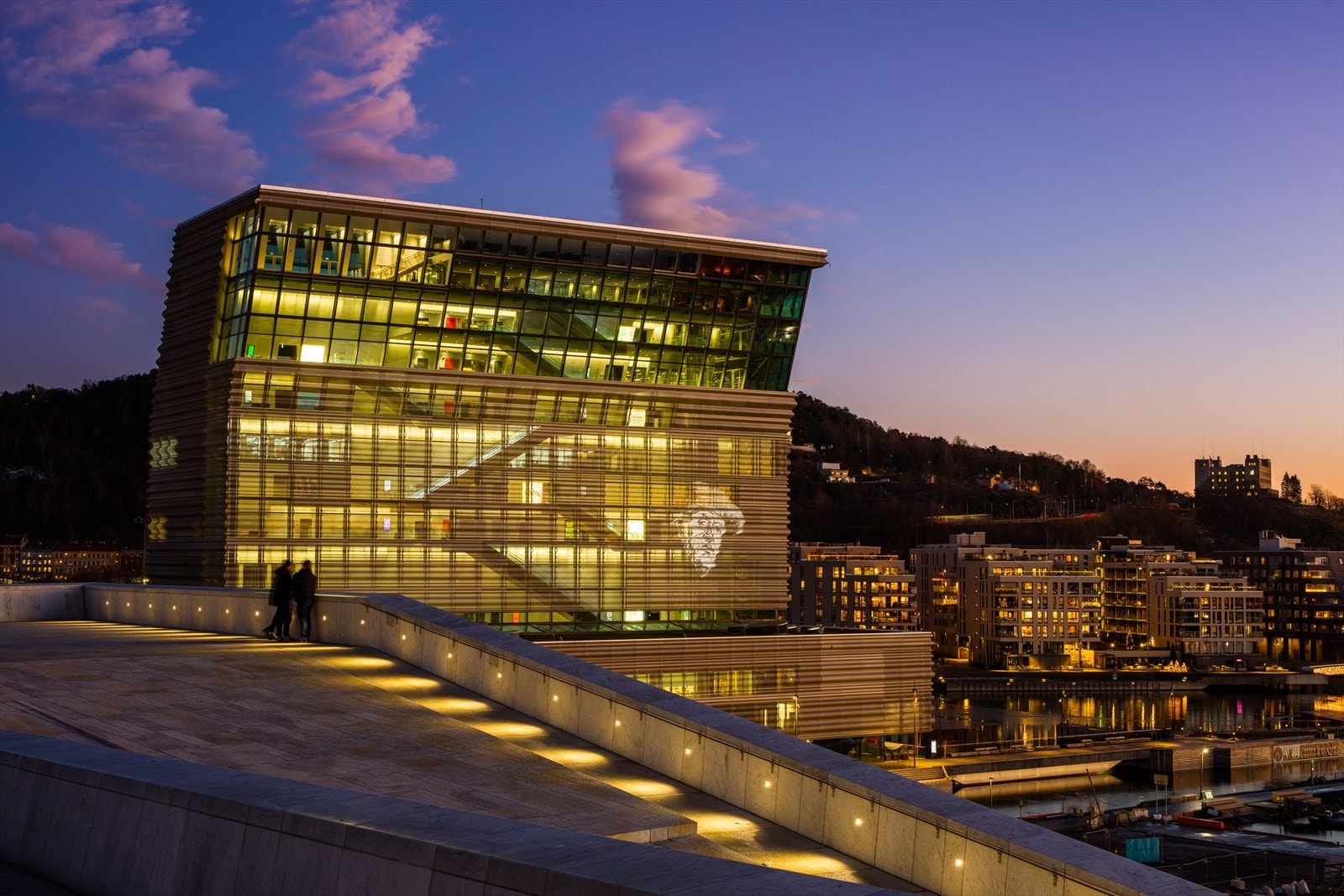 Leiligheten ligger veldig sentralt til med kort vei til Bjørvika med bl.a. Munchmuseet. Galleribilde