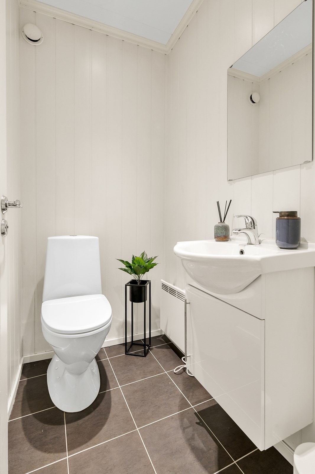 Separat toalettrom i en tidløs moderne stil. Galleribilde