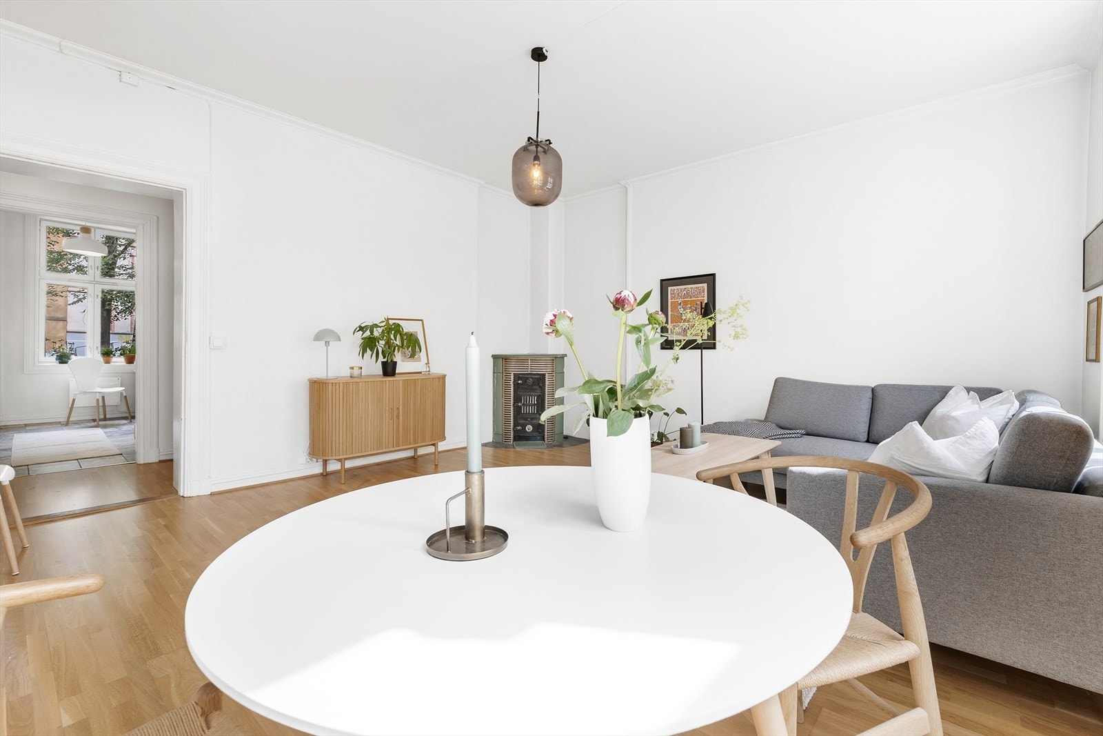 Lysmalt stue som gjør det enkelt for deg å sette ditt eget preg på ditt nye hjem. Galleribilde