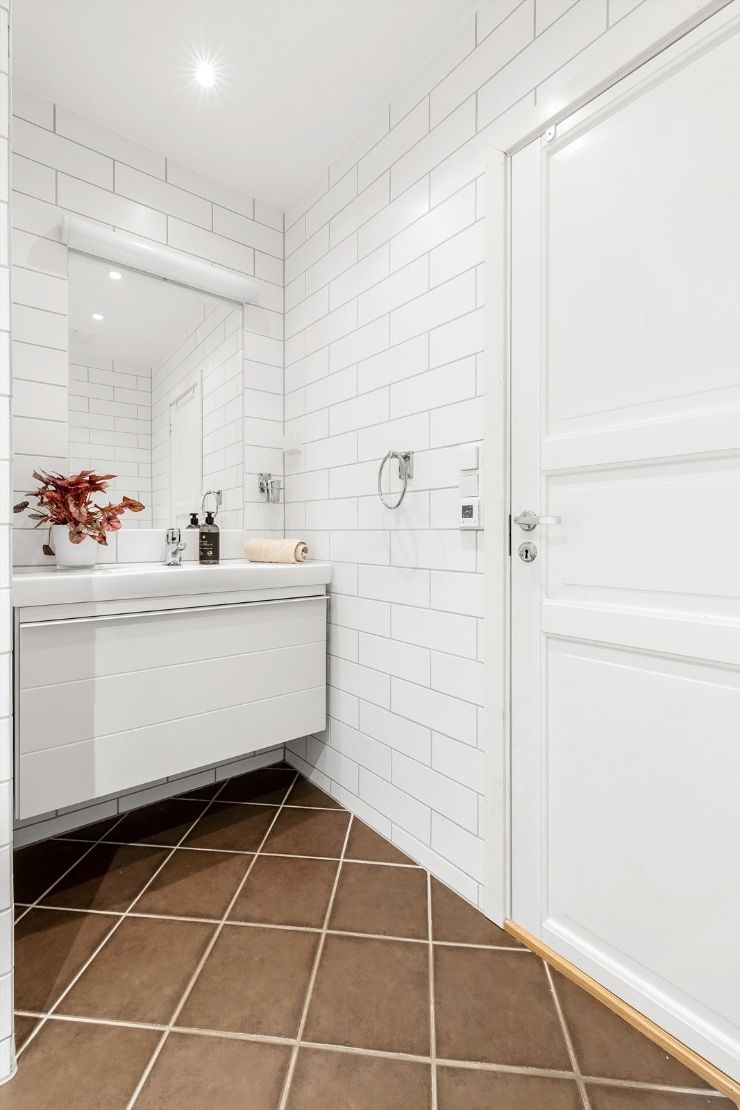 Flislagt dusjbad med varmekabler på gulv og downlights i tak. Det er påvist fukt i vegg mellom bad og soverom, og derfor er badet vurdert til TG3. Galleribilde