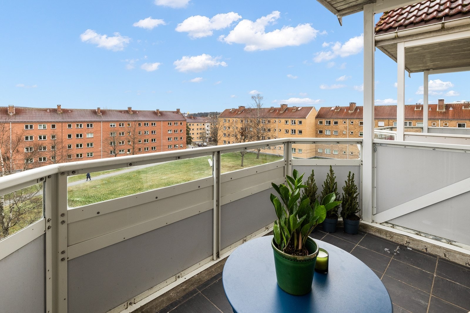 Balkongen er på ca. 7 kvm og har plass til utemøbler Galleribilde