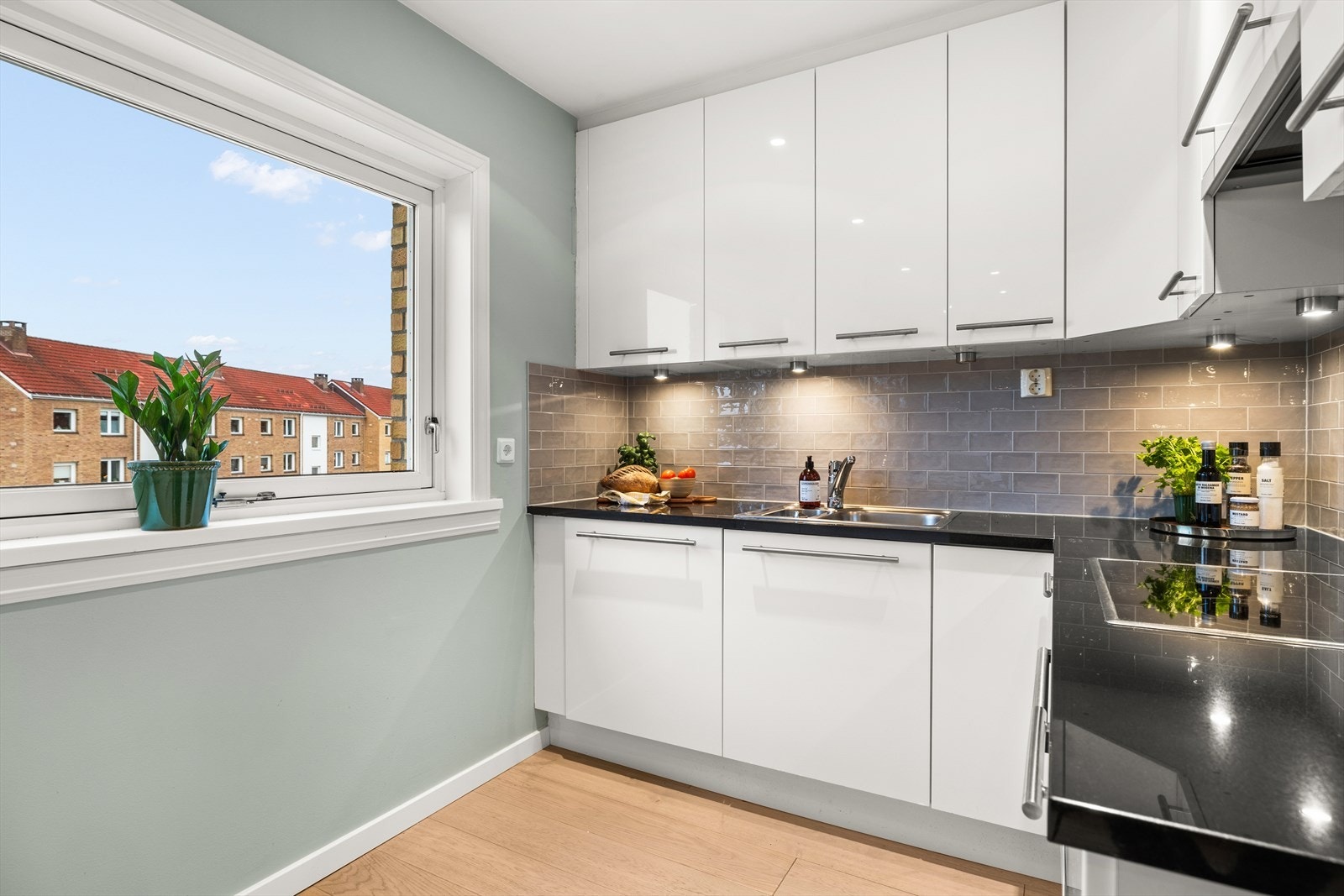 Kjøkkenet har godt med skap- og benkeplass Galleribilde