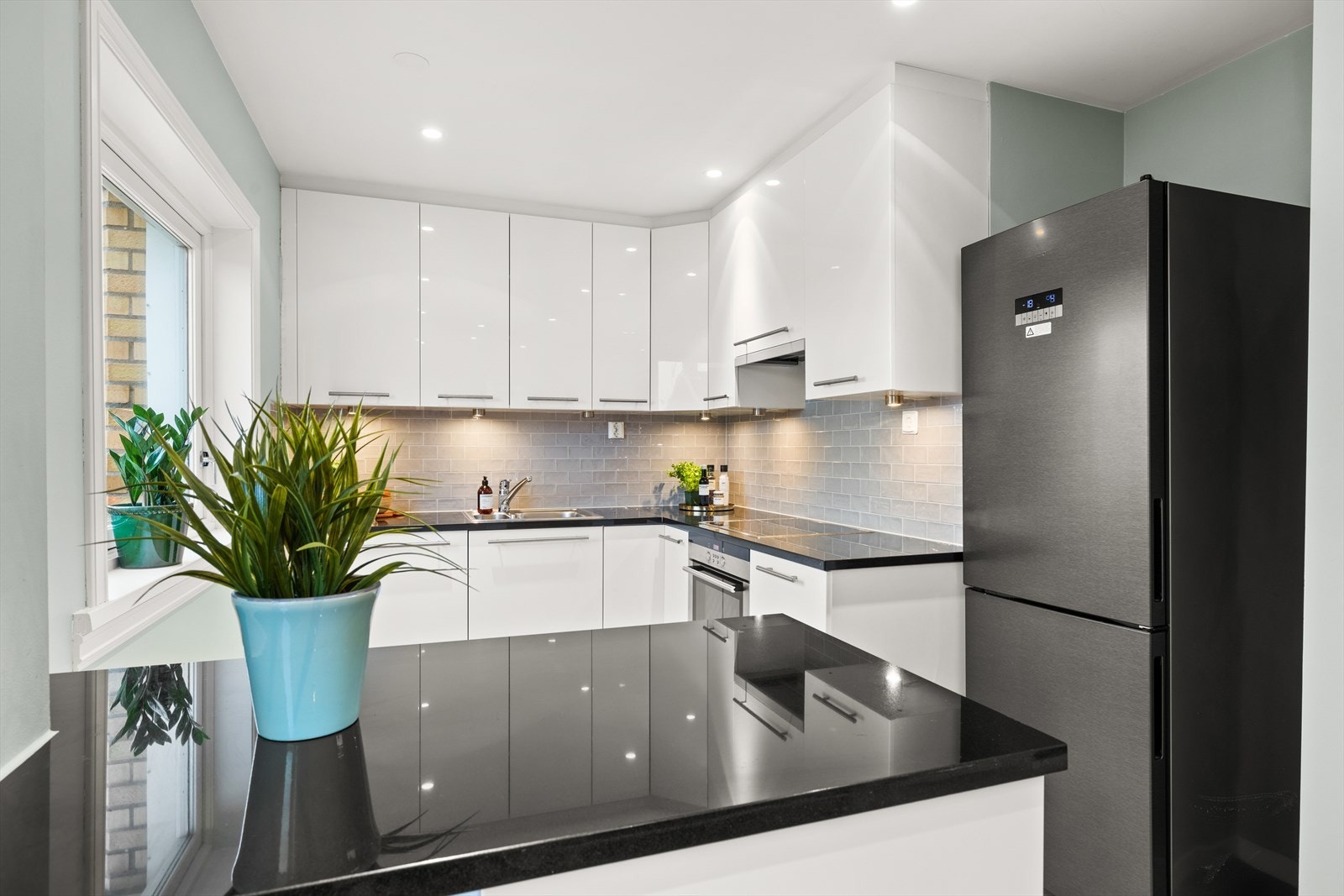 Det er rikelig med lagringsplass i over- og underskap Galleribilde