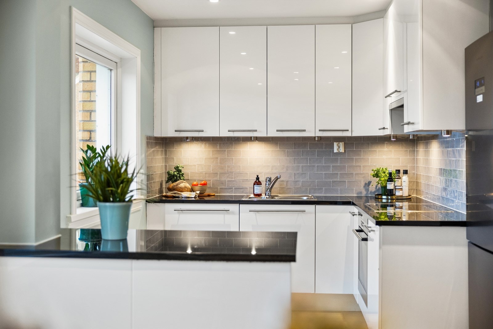 Tidløst kjøkken fra 2006 med praktiske løsninger. Hvitevarer medfølger handelen Galleribilde