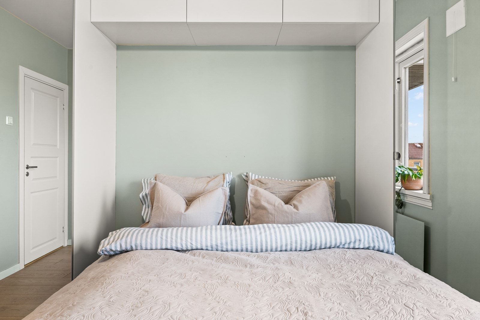 Fin plass til dobbeltseng. Garderobeløsning medfølger handelen Galleribilde