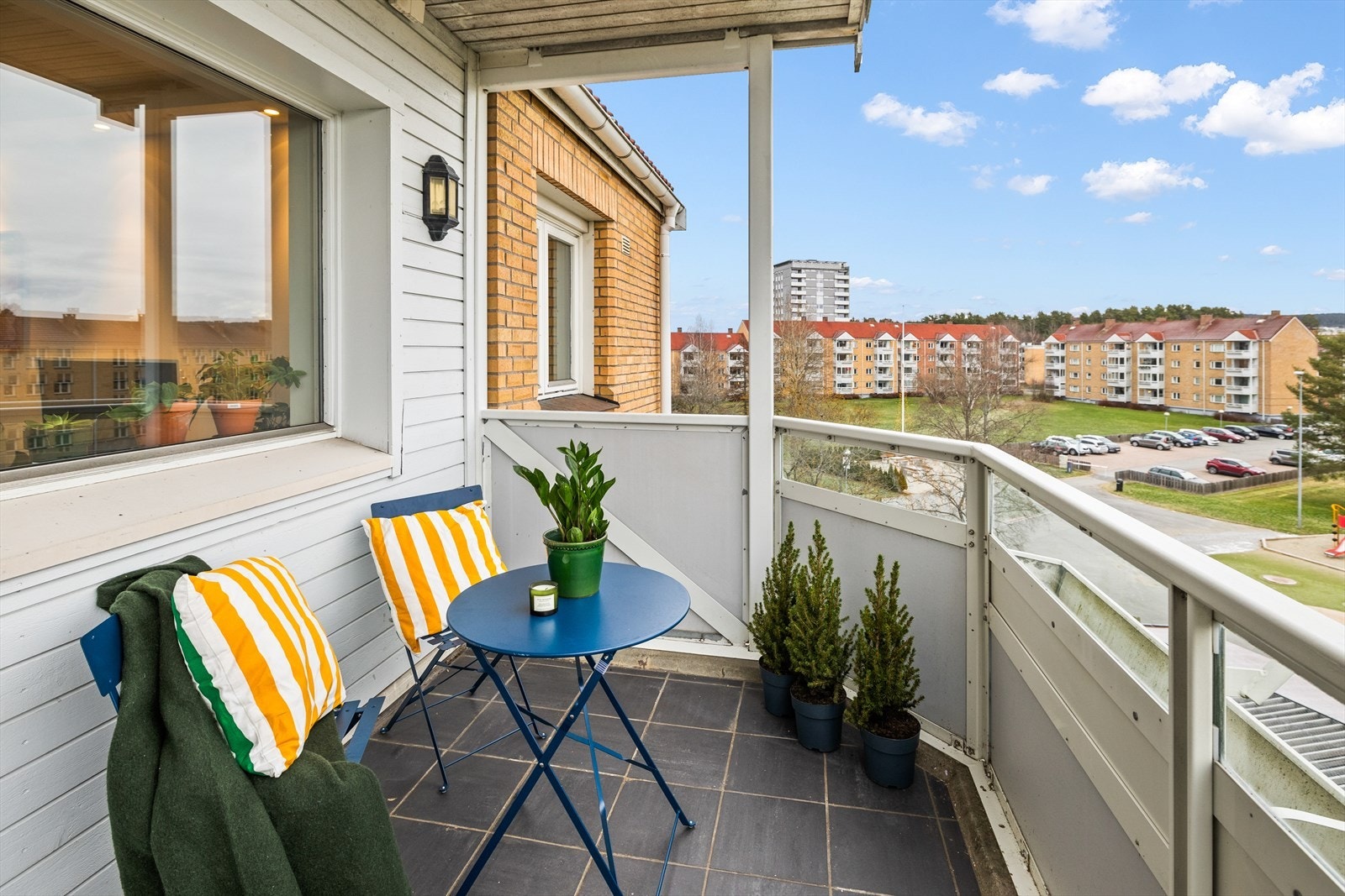 Balkongen er overbygget, noe som gir en lun følelse på sene kvelder Galleribilde