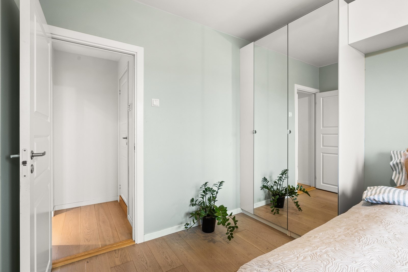 Rommet er malt i lune fargetoner Galleribilde