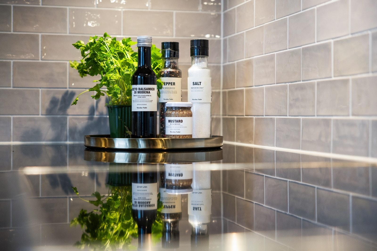 Kjøkkenet består av flislagte veggflater over benkeplate. Kjøkkenet er utstyrt med platetopp, kum med ettgreps
blandebatteri, ventilator, kjøl/fryseskap, ovn og oppvaskmaskin Galleribilde