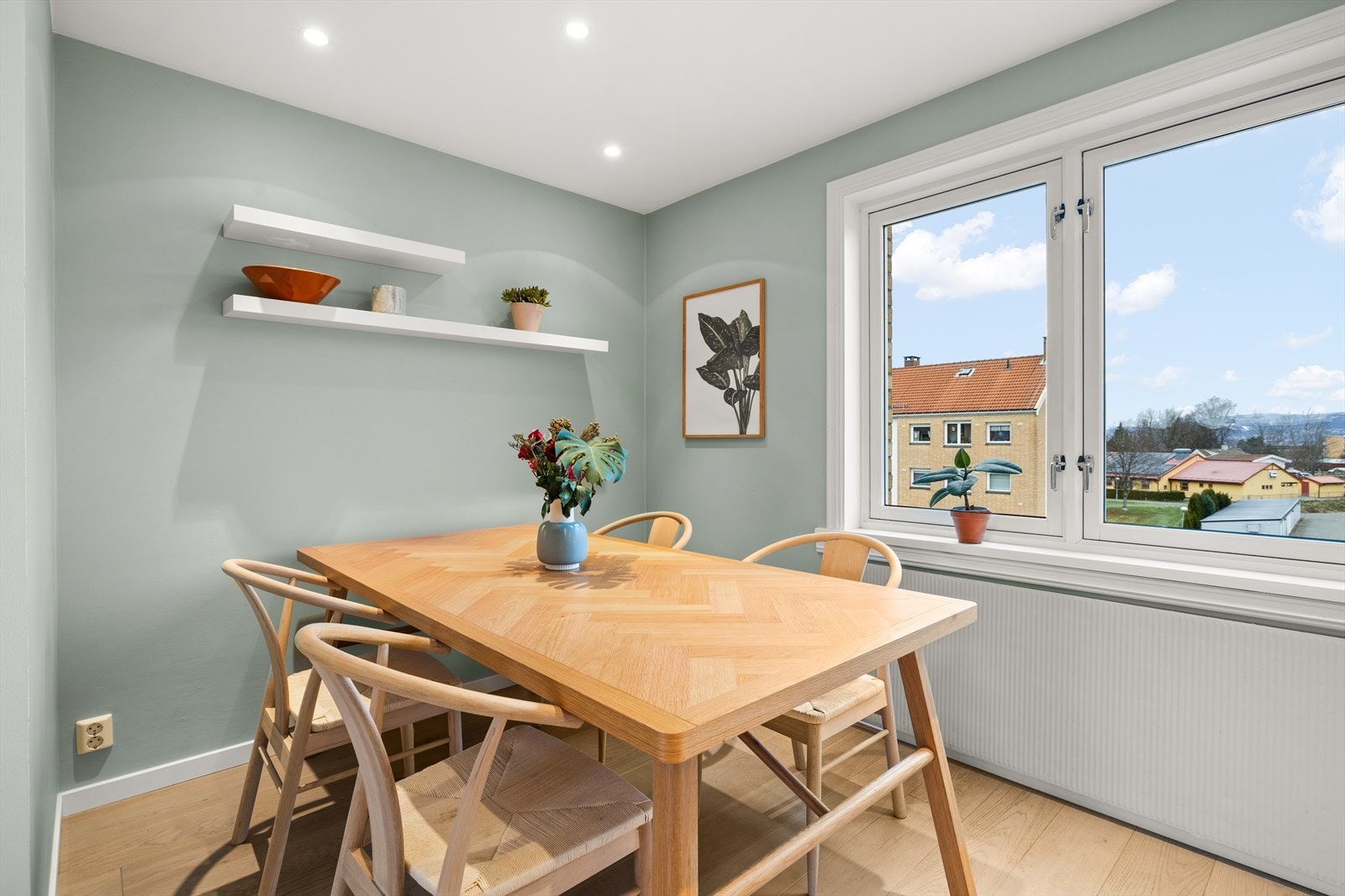 Spisestue tilknyttet kjøkkenet med plass til spisegruppe Galleribilde