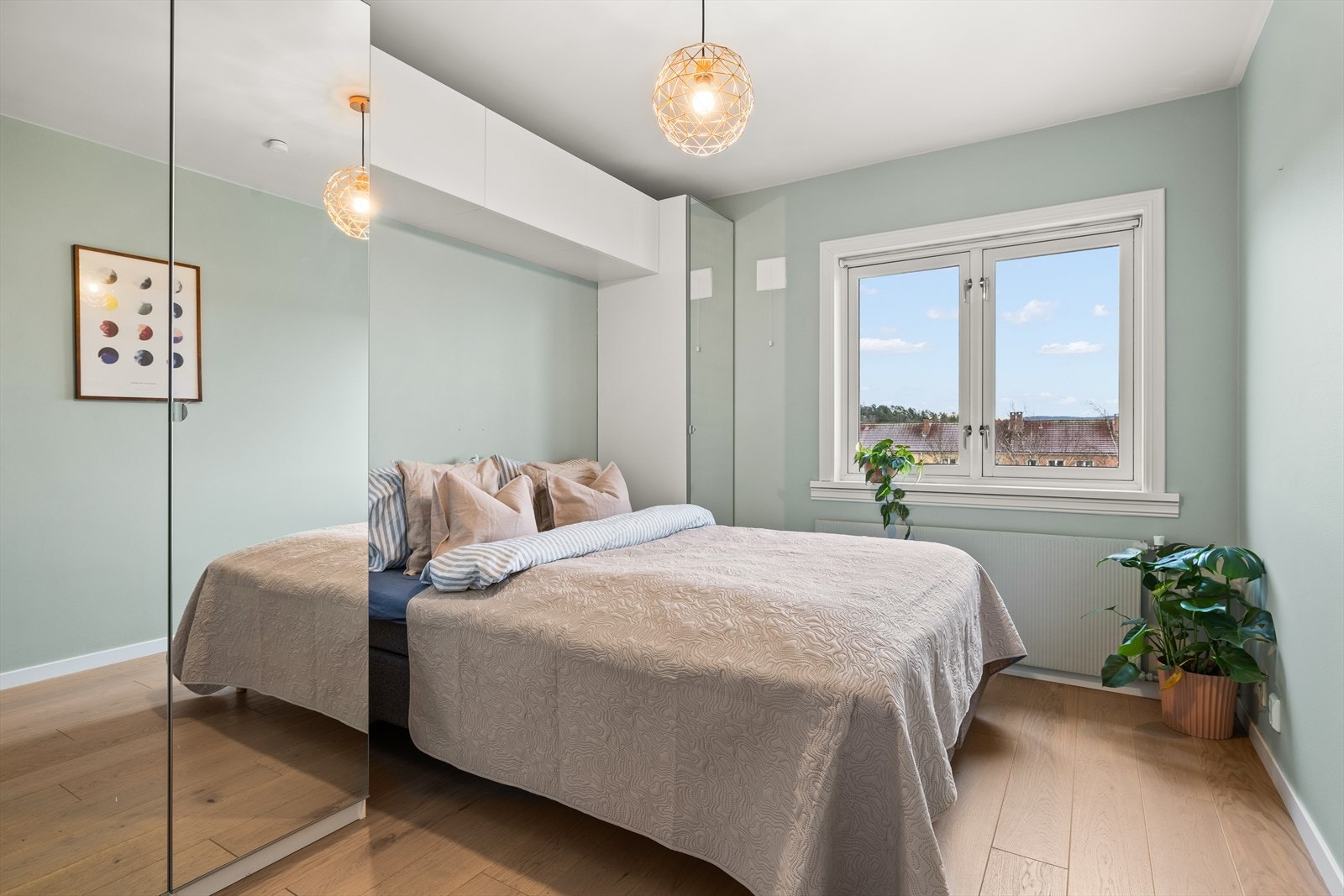 Innbydende og romslig soverom med mye skapplass Galleribilde