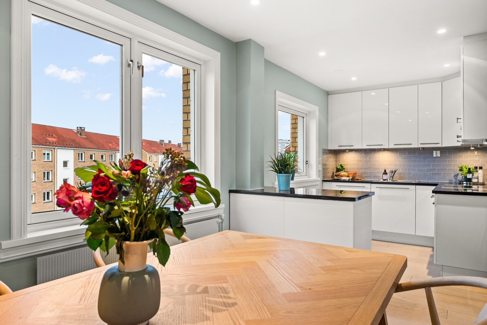 Sosial og åpen planløsning gir en hyggelig atmosfære Galleribilde