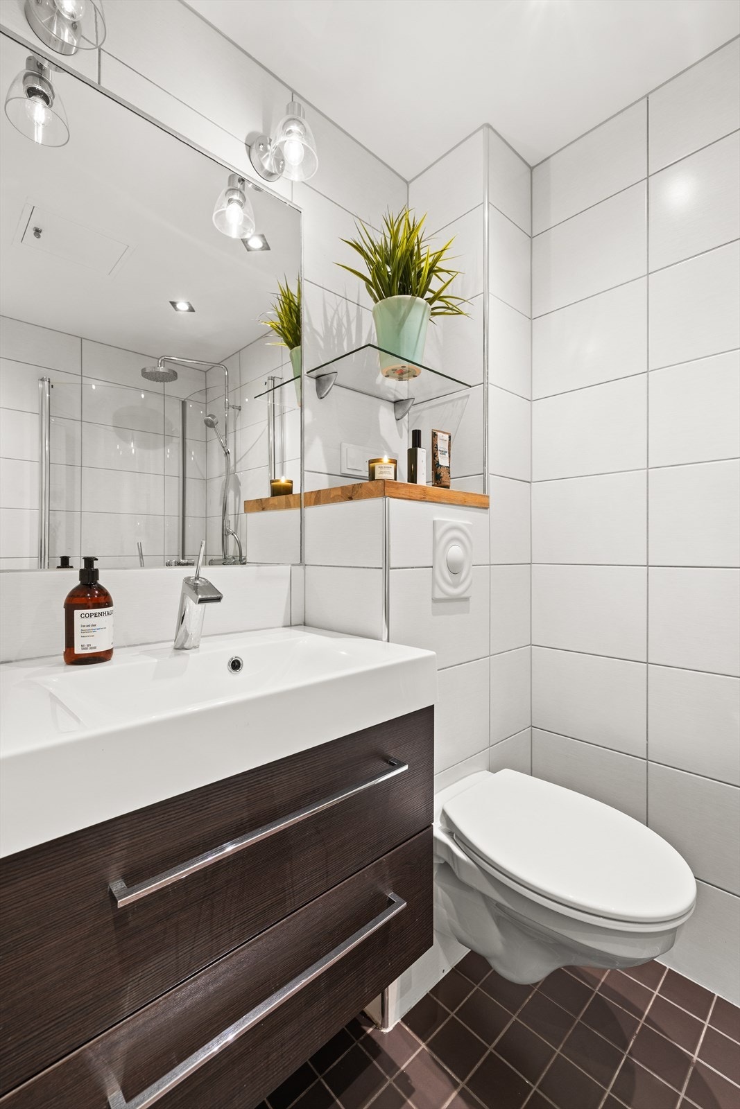 Pent flislagt baderom som ble pusset opp i 2010 i regi av borettslaget. Elektriske varmekabler på gulv Galleribilde