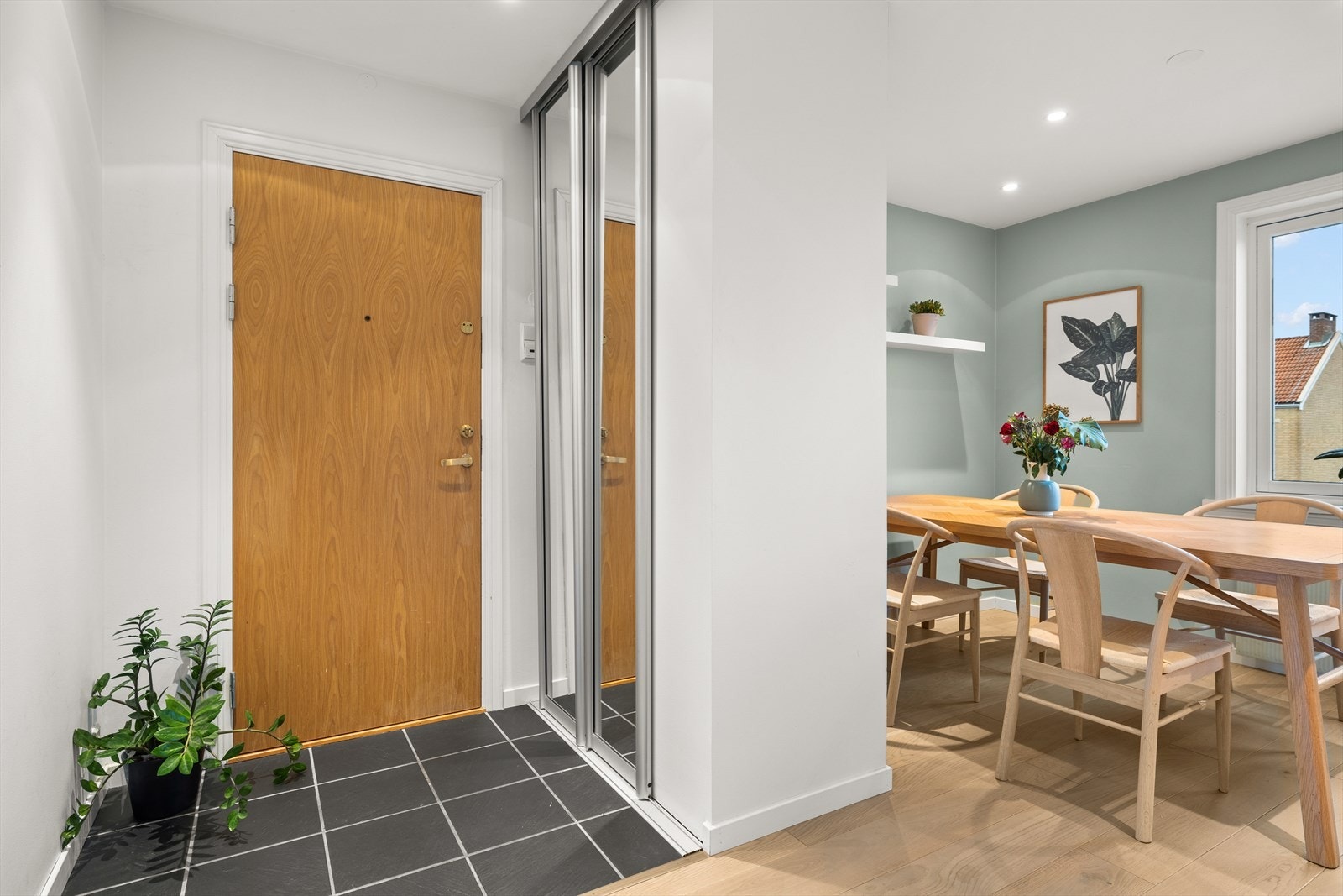 Praktisk skyvedørsgarderobe i entrè med god plass til oppbevaring Galleribilde