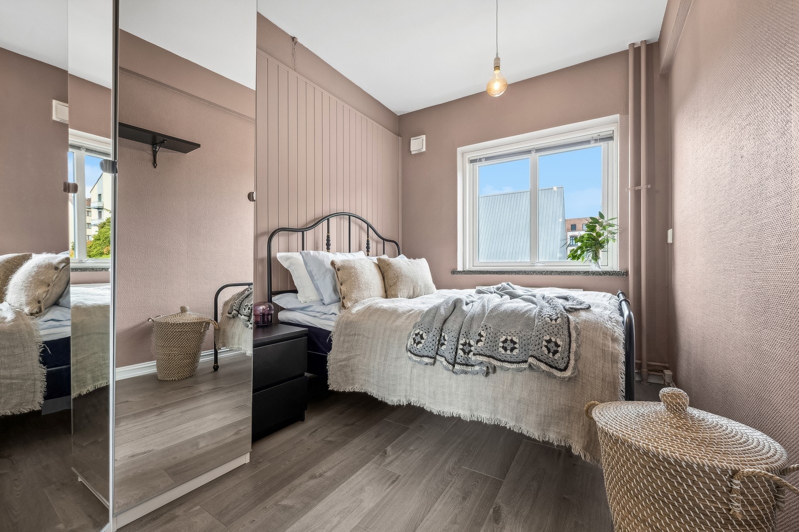 Romslig soverom med garderobeskap. Galleribilde