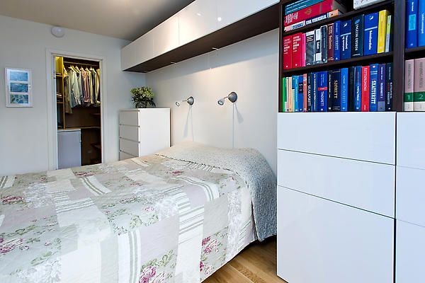 Praktisk soverom med plassbygget garderobe. Galleribilde