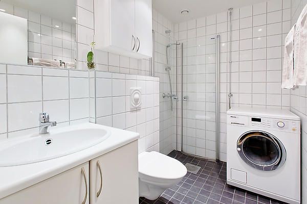 Pent, flislagt bad med kombinert vask/tørk. Galleribilde